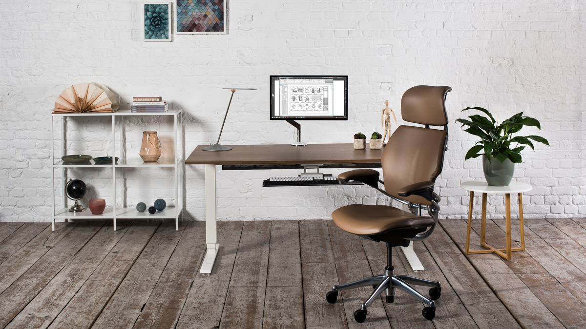 Kontormiljø med Humanscale kontorstol, der fokuserer på bæredygtighed, komfort og ergonomi. 